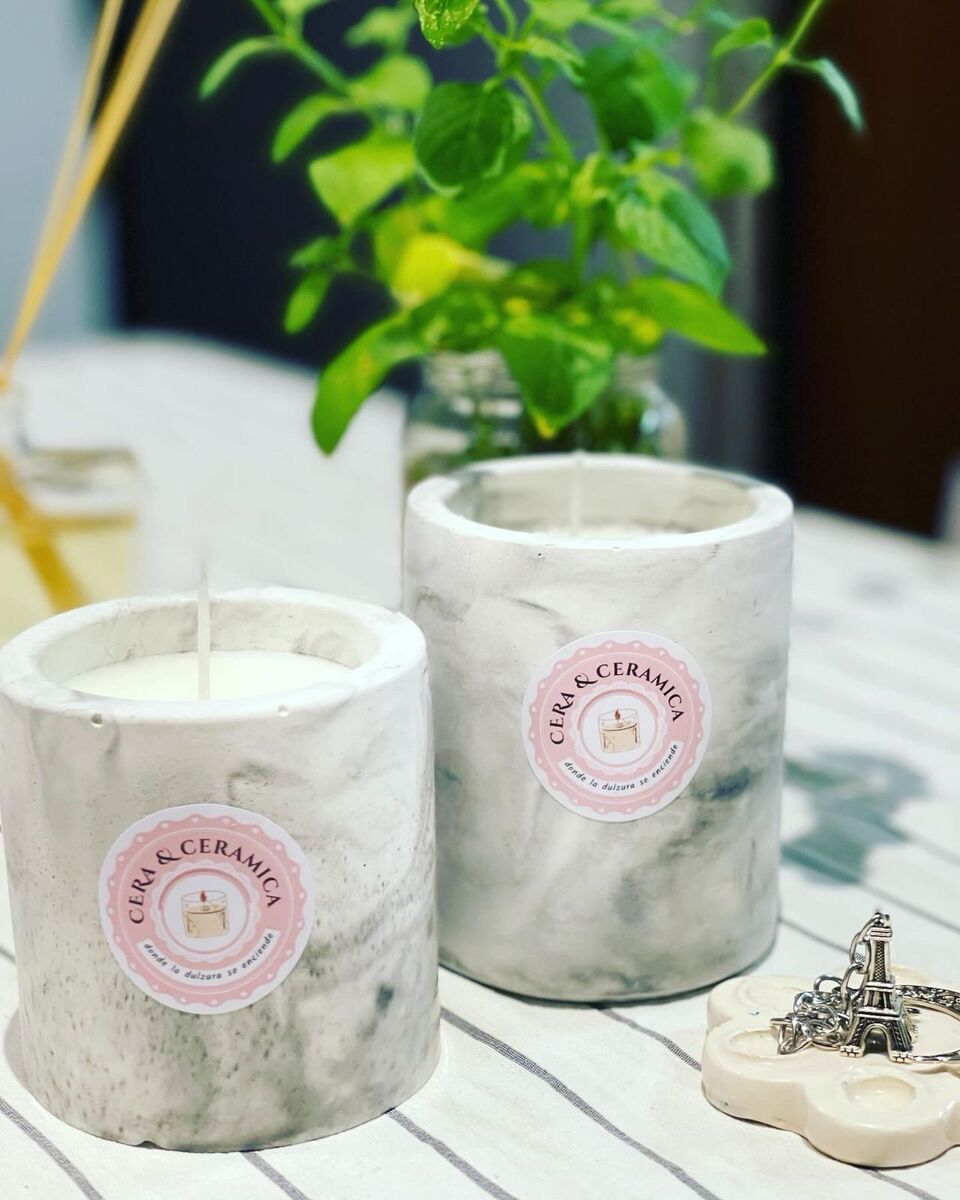 Vela en recipiente de cerámica blanca