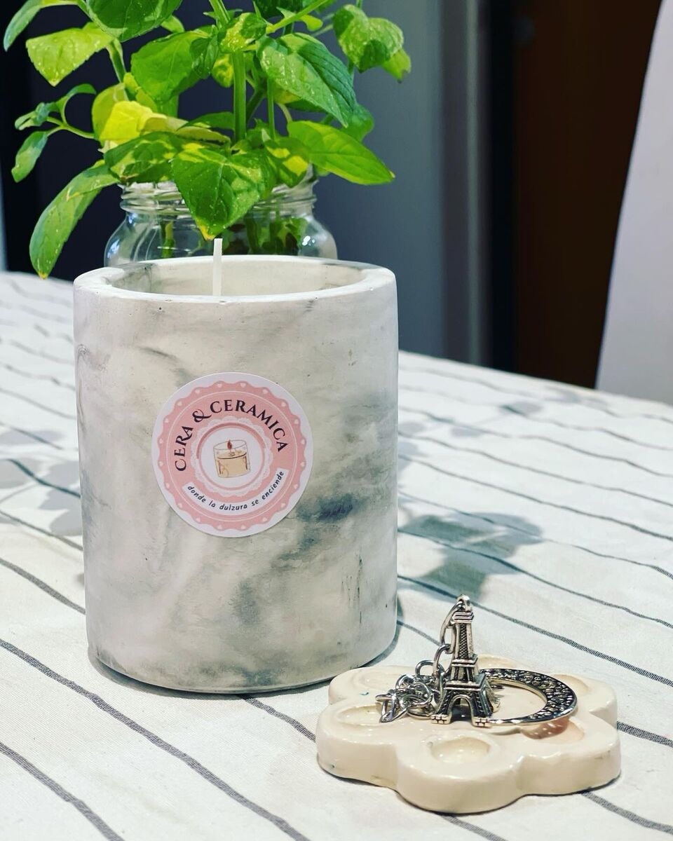 Vela en frasco de cristal oscuro
