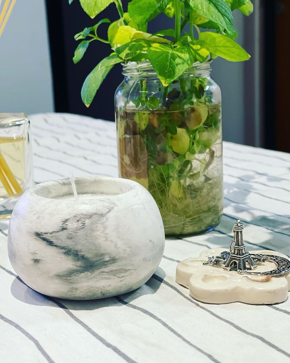 Vela con aroma a vainilla en frasco transparente